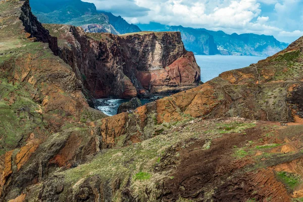 Vista de falésias rochosas águas límpidas do Oceano Atlântico na Ponta de São Lourenco, ilha da Madeira, Portugal — Fotografia de Stock