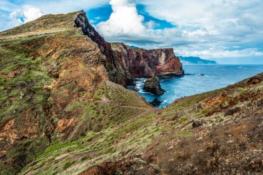 Portekiz 'in Madeira adası Ponta de Sao Lourenco' daki Atlantik Okyanusu 'nun kayalık kayalıklarının manzarası.