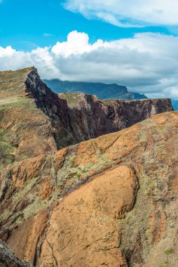Portekiz 'in Madeira adası Ponta de Sao Lourenco' daki Atlantik Okyanusu 'nun kayalık kayalıklarının manzarası.
