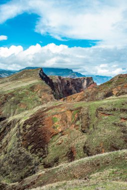 Portekiz 'in Madeira adası Ponta de Sao Lourenco' daki Atlantik Okyanusu 'nun kayalık kayalıklarının manzarası.