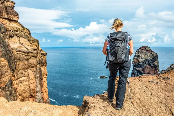 Chica senderismo acantilados rocosos clara cerca del agua de la bahía del Océano Atlántico Ponta de Sao Lourenco, la isla de Madeira, Portugal — Foto de Stock