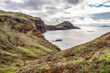 Portekiz 'in Madeira adası Ponta de Sao Lourenco' daki Atlantik Okyanusu 'nun kayalık kayalıklarının manzarası.