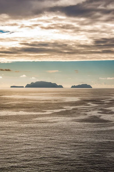 Sunset Kilátás sziklás sziklák tiszta víz Atlanti-óceán Ponta de Sao Lourenco, a sziget Madeira, Portugália — Stock Fotó