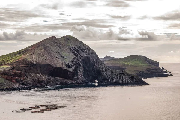 Vista de falésias rochosas águas límpidas do Oceano Atlântico na Ponta de São Lourenco, ilha da Madeira, Portugal — Fotografia de Stock