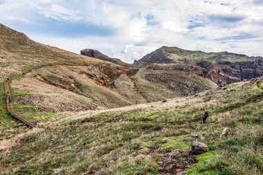 Portekiz 'in Madeira adası, Ponta de Sao Lourenco Atlantik Körfezi' nin kıyısında kayalık uçurumlara tırmanan bir kız.