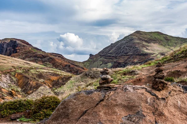 Скальная башня перед скалистыми скалами в Ponta de Sao Lourenco, остров Мадейра, Португалия — стоковое фото