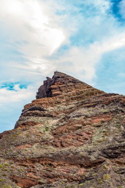 Madeira Portekiz adası Ponta de Sao Lourenco 'da Atlantik Okyanusu' nun kayalık kayalık kayalıklarında yürüyüş yapan bir adamın görüntüsü.