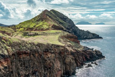 Portekiz 'in Madeira adası Ponta de Sao Lourenco' daki Atlantik Okyanusu 'nun kayalık kayalıklarının manzarası.
