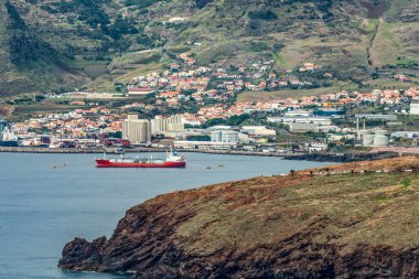 Funchal, Madeira yakınlarındaki dağ manzaralı carnical sanayi limanı