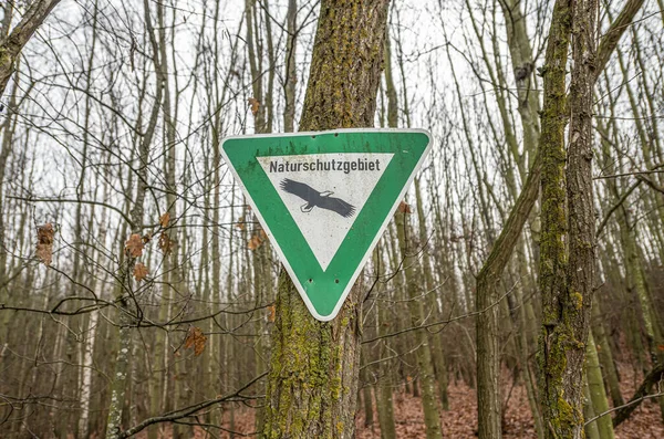 Gammal rostig vintage glömt tysk tecken i skogen översättning naturschutzgebiet betyder naturreservat — Stockfoto