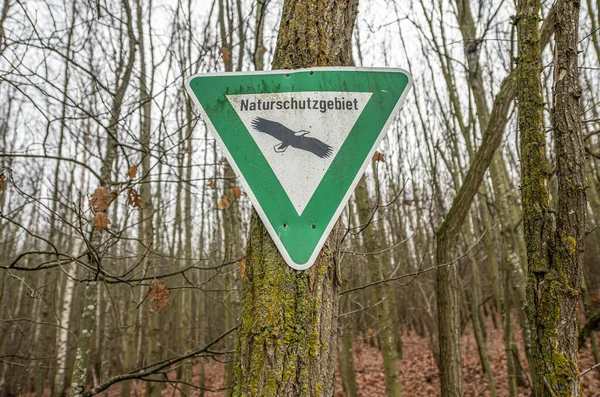 Velho enferrujado vintage esquecido alemão sinal na tradução da floresta naturschutzgebiet significa reserva natural — Fotografia de Stock