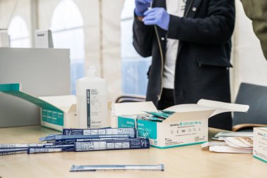 14.04.2021 Geneda Coronavirus COVID-19 tanı - örnek toplama kiti, burun temizleme için test tüpü