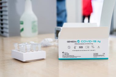 14.04.2021 Geneda Coronavirus COVID-19 tanı - örnek toplama kiti, burun temizleme için test tüpü