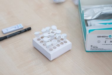 14.04.2021 Geneda Coronavirus COVID-19 tanı - örnek toplama kiti, burun temizleme için test tüpü