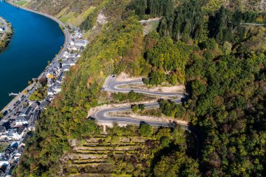 Brodenbach kasabasındaki yüksek bir dağ geçidinden gelen kıvrımlı yol yılanı Almanya hava manzarası