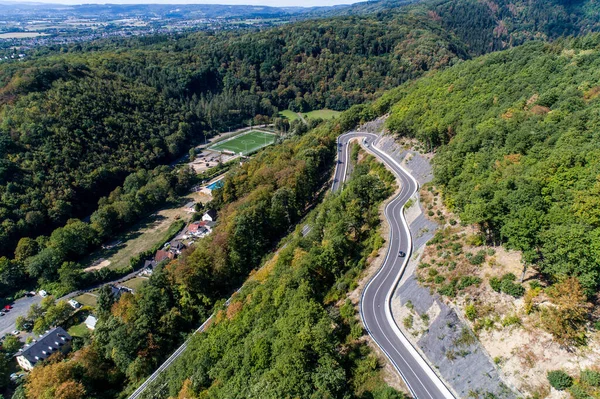 Válcování silniční hadovité z vysokohorského průsmyku v Rýnské vesnici Bendorf Sayn Německo Letecký pohled — Stock fotografie
