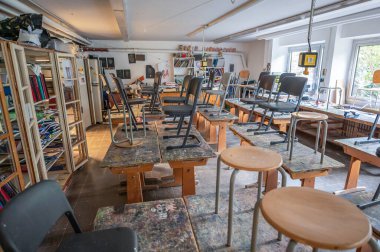 Almanya 'da eski bir okulda terk edilmiş eski bir klasik karanlık sınıf. İç kısımları kayıp.