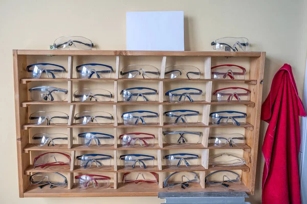 Muitos química trabalhando proteção óculos shell remaram-se em um laboratório de shool — Fotografia de Stock