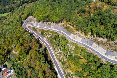 Ren köyü Bendorf Sayn 'da yüksek bir dağ geçidinden kıvrılan yılanlı yol Almanya hava manzarası