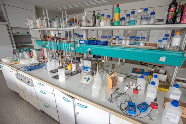 15.02.2021 Koblenz Germany chemistry laboratories in science classroom interior of university college school empty Laboratory — Stock Photo, Image