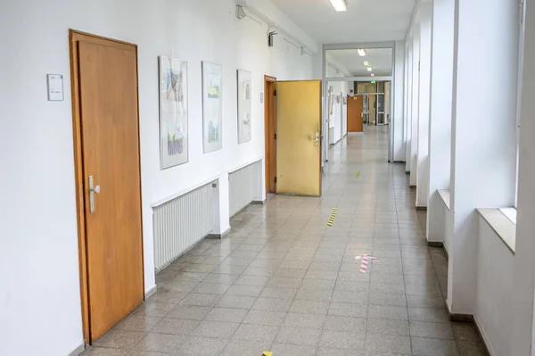 15.02.2021 Koblenz Alemanha Corredor vazio e sala de porta na escola ou universidade na Alemanha — Fotografia de Stock