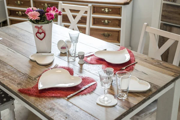 День святого Валентина ужин настраивает романтическую любовь к двум деревянным столом красная форма сердца — стоковое фото