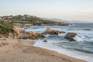 Sagone Korsika 'daki muhteşem golf sahili güzel kumsal tekneleri ve dağ köyü turizmi ve tatil konsepti