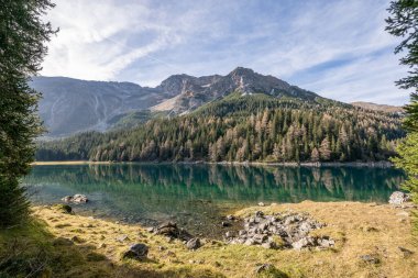 Yaz zamanı Obernberg Gölü romantik ormanlarında manzaralı dağ gölleri Avusturya 'da, Tyrol.