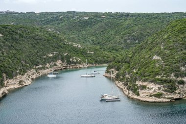 Hava manzaralı Bonifacio Burnu Güney Korsika Fransa kalesi kayalık kayalık kayalıklarda beyaz kireçtaşı kayalıklarda.