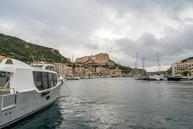 Hava manzaralı Bonifacio Burnu Güney Korsika Fransa kalesi kayalık kayalık kayalıklarda beyaz kireçtaşı kayalıklarda.