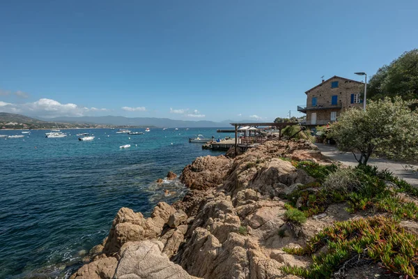 Sagone Korsika 'daki muhteşem golf sahili güzel kumsal tekneleri ve dağ köyü turizmi ve tatil konsepti