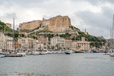 Hava manzaralı Bonifacio Burnu Güney Korsika Fransa kalesi kayalık kayalık kayalıklarda beyaz kireçtaşı kayalıklarda.