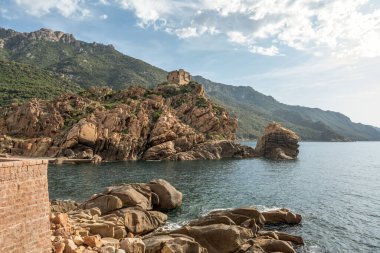 Gökyüzü manzaralı kasaba ve Fransa 'nın Porto, Korsika kentindeki Ceneviz kulesinin kalıntıları Akdeniz' e bakan ortaçağ gözetleme kulesi de Piana