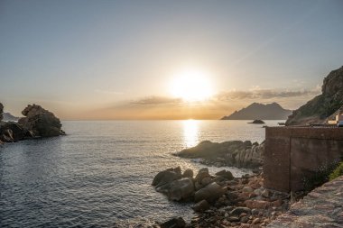 Günbatımı Porto Korsika Fransa Ortaçağ Akdeniz Kargıları de Piana.