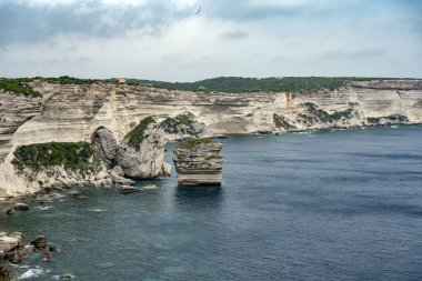 Hava manzaralı Bonifacio Burnu Güney Korsika Fransa kalesi kayalık kayalık kayalıklarda beyaz kireçtaşı kayalıklarda.