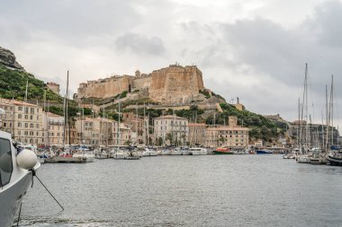 Hava manzaralı Bonifacio Burnu Güney Korsika Fransa kalesi kayalık kayalık kayalıklarda beyaz kireçtaşı kayalıklarda.