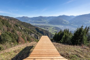 Innsbruck, Avusturya tahta yol paraşütçüsü Avusturya 'daki Alpler' in tepesinden havalandı.