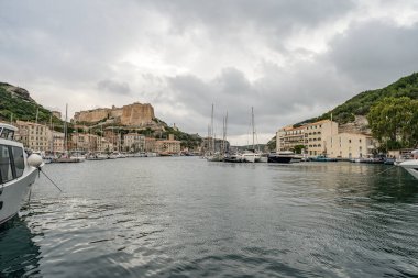 Hava manzaralı Bonifacio Burnu Güney Korsika Fransa kalesi kayalık kayalık kayalıklarda beyaz kireçtaşı kayalıklarda.