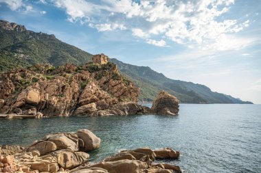 Gökyüzü manzaralı kasaba ve Fransa 'nın Porto, Korsika kentindeki Ceneviz kulesinin kalıntıları Akdeniz' e bakan ortaçağ gözetleme kulesi de Piana