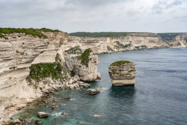 Hava manzaralı Bonifacio Burnu Güney Korsika Fransa kalesi kayalık kayalık kayalıklarda beyaz kireçtaşı kayalıklarda.