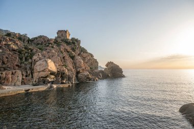Gökyüzü manzaralı kasaba ve Fransa 'nın Porto, Korsika kentindeki Ceneviz kulesinin kalıntıları Akdeniz' e bakan ortaçağ gözetleme kulesi de Piana