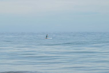 SUP Ayağa kalk Padle Paddle Sky manzaralı adam Korsika körfezinde Okyanus üzerinde.