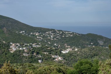 panoramik manzaralı köy dağlık bölge Porto Körfezi 'ne doğru mavi gökyüzü ve muhteşem bulut ile birlikte..