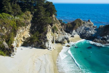 Dağ su okyanusun buluştuğu