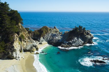 Dağ su okyanusun buluştuğu