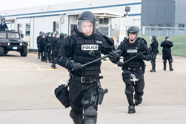 Militarize polis gücü tutuklama protestocular için hareket ediyor