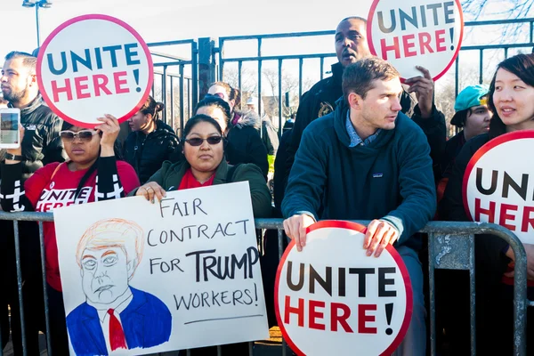Chicago'da bir Donald Trump dışındaki protestocular ralli