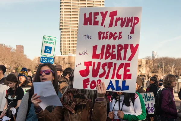 Manifestantes de Chicago se manifiestan contra Donald Trump —  Fotos de Stock