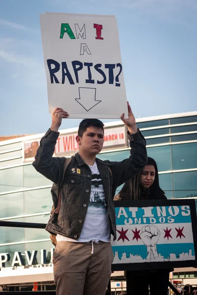 Latino studentům demonstrovat proti nenávisti Donald Trump — Stock fotografie