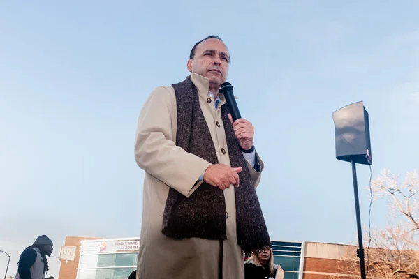  Temsilcisi Luis Gutierrez konuşuyor Trump için protestocular Chicago içinde